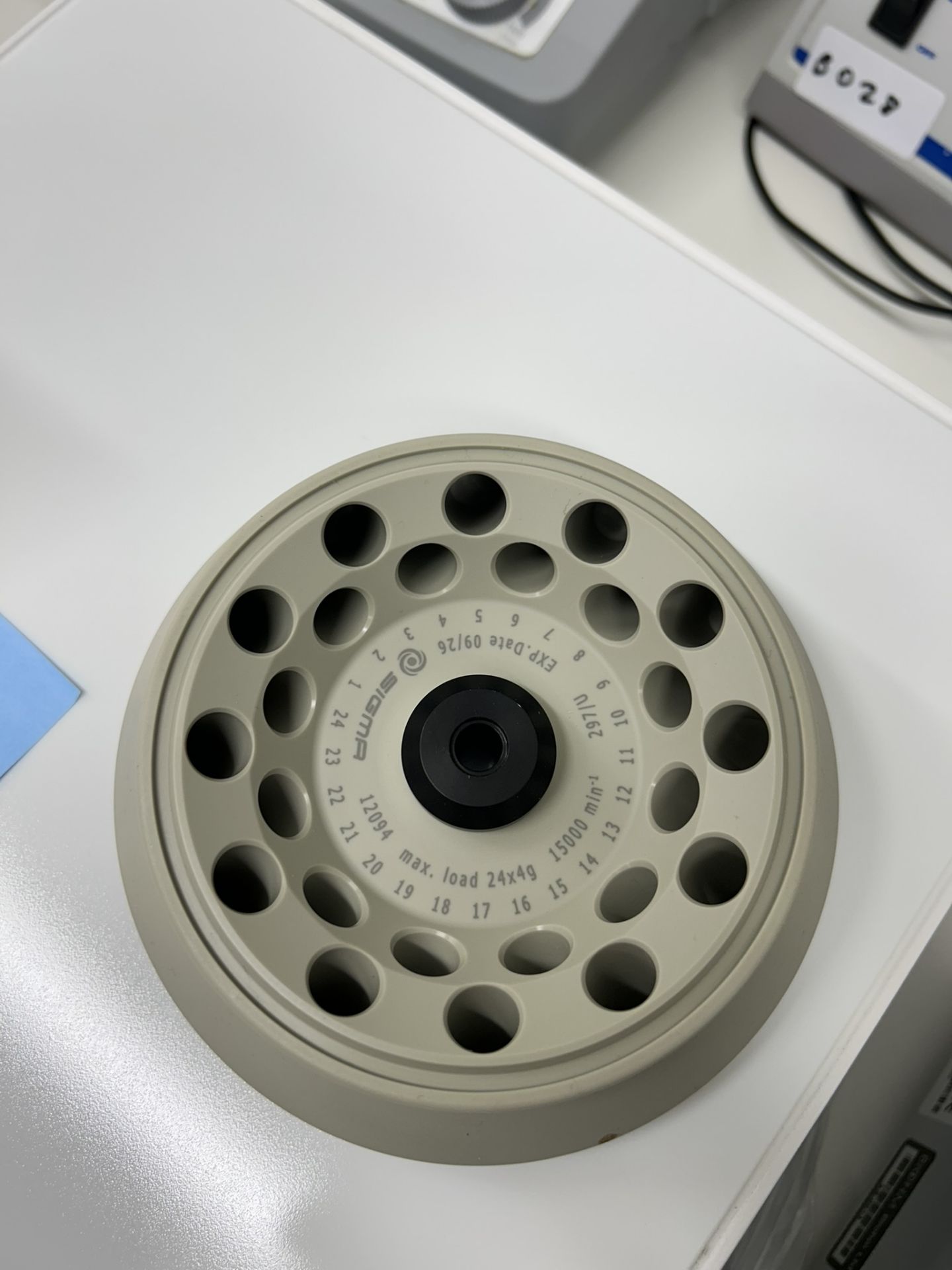 Sigma 1-14 Benchtop Laboratory Centrifuge with Rotor – Model 1-14 - Image 4 of 5