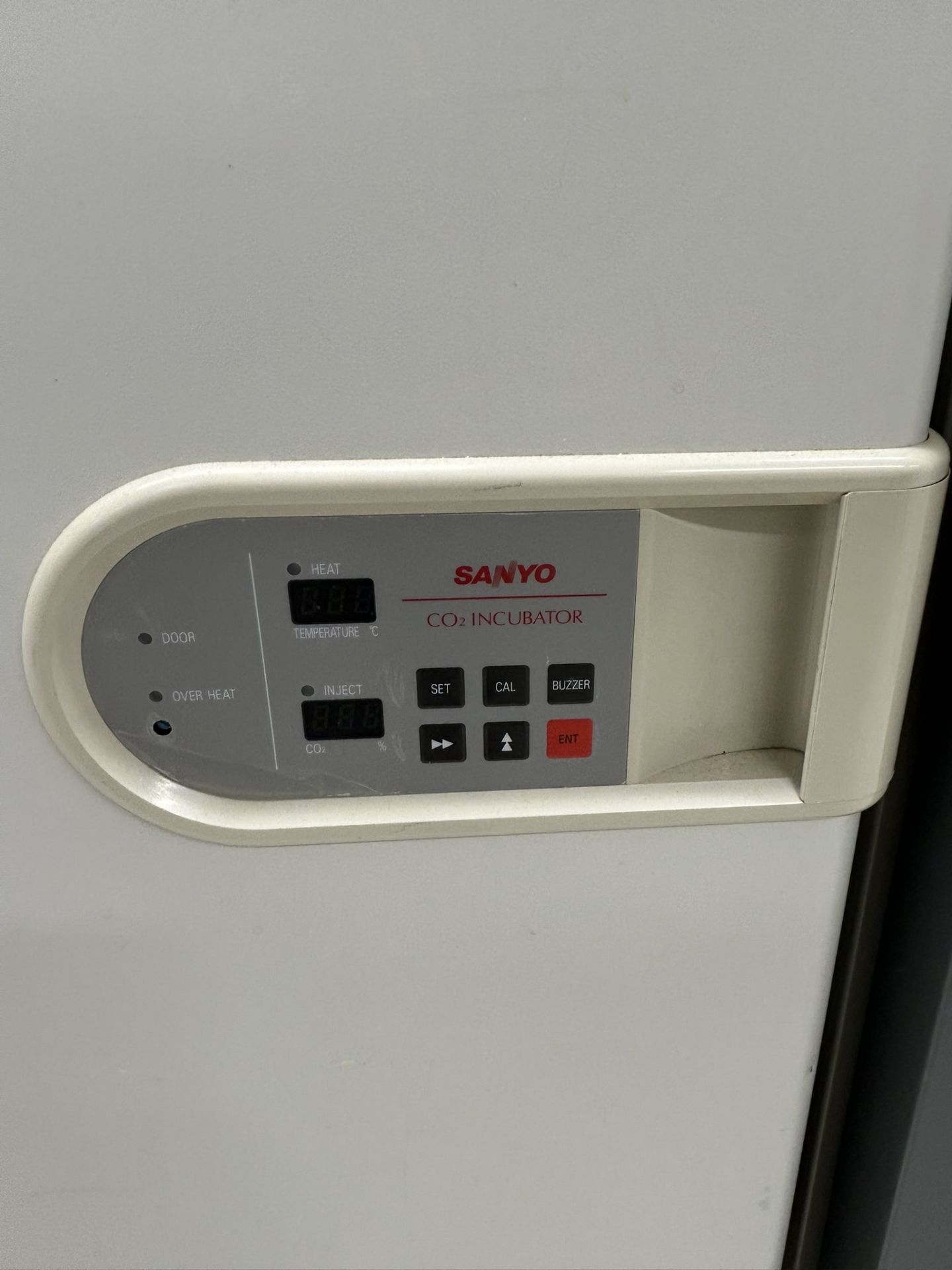 SANYO MCO-17AIC CO₂ Incubator – Laboratory Incubator (IR Sensor) - Image 4 of 6