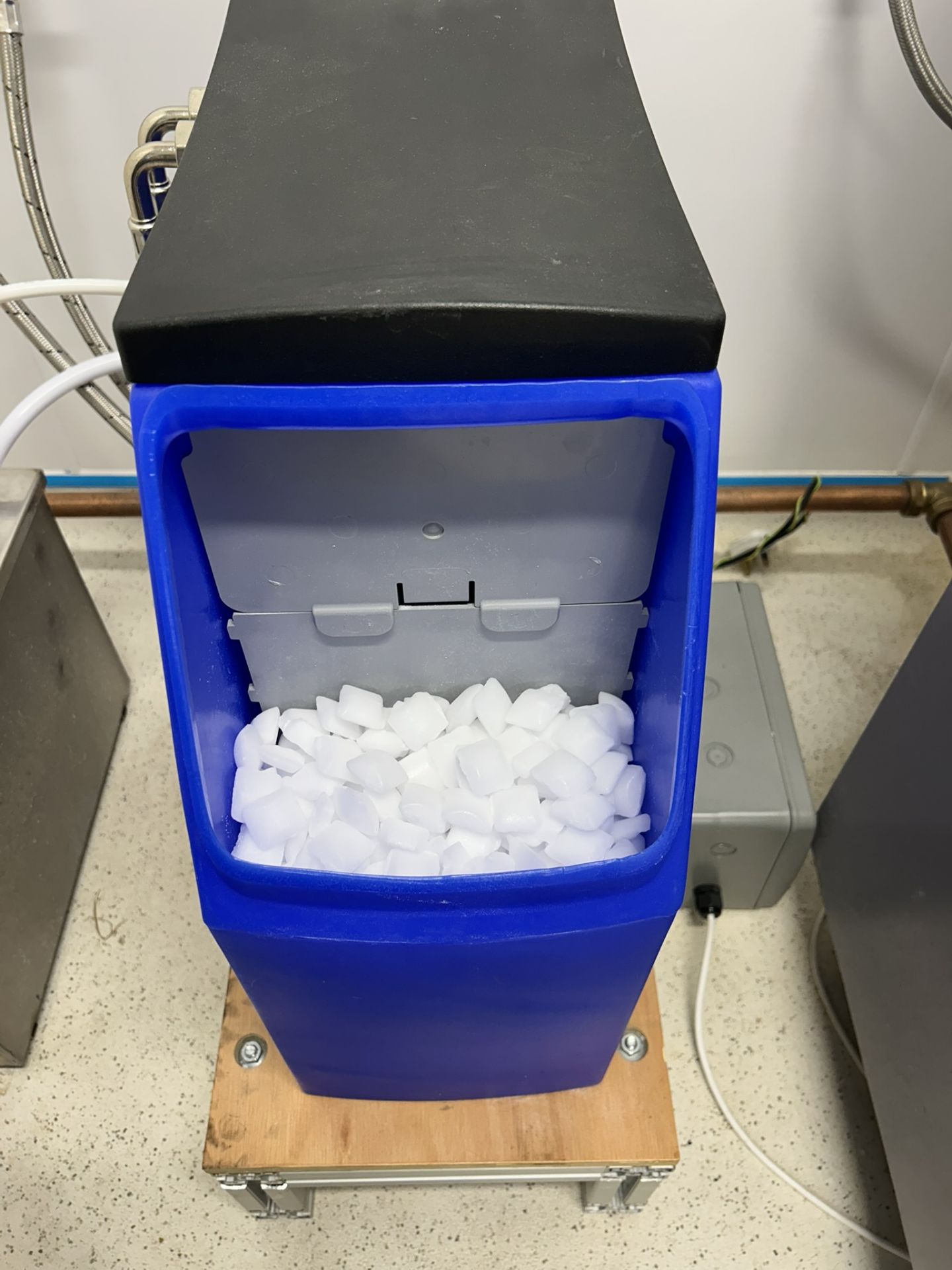 Aqua Blu Kinetico Commercial Water Softener System with Brine Tank - Image 6 of 6