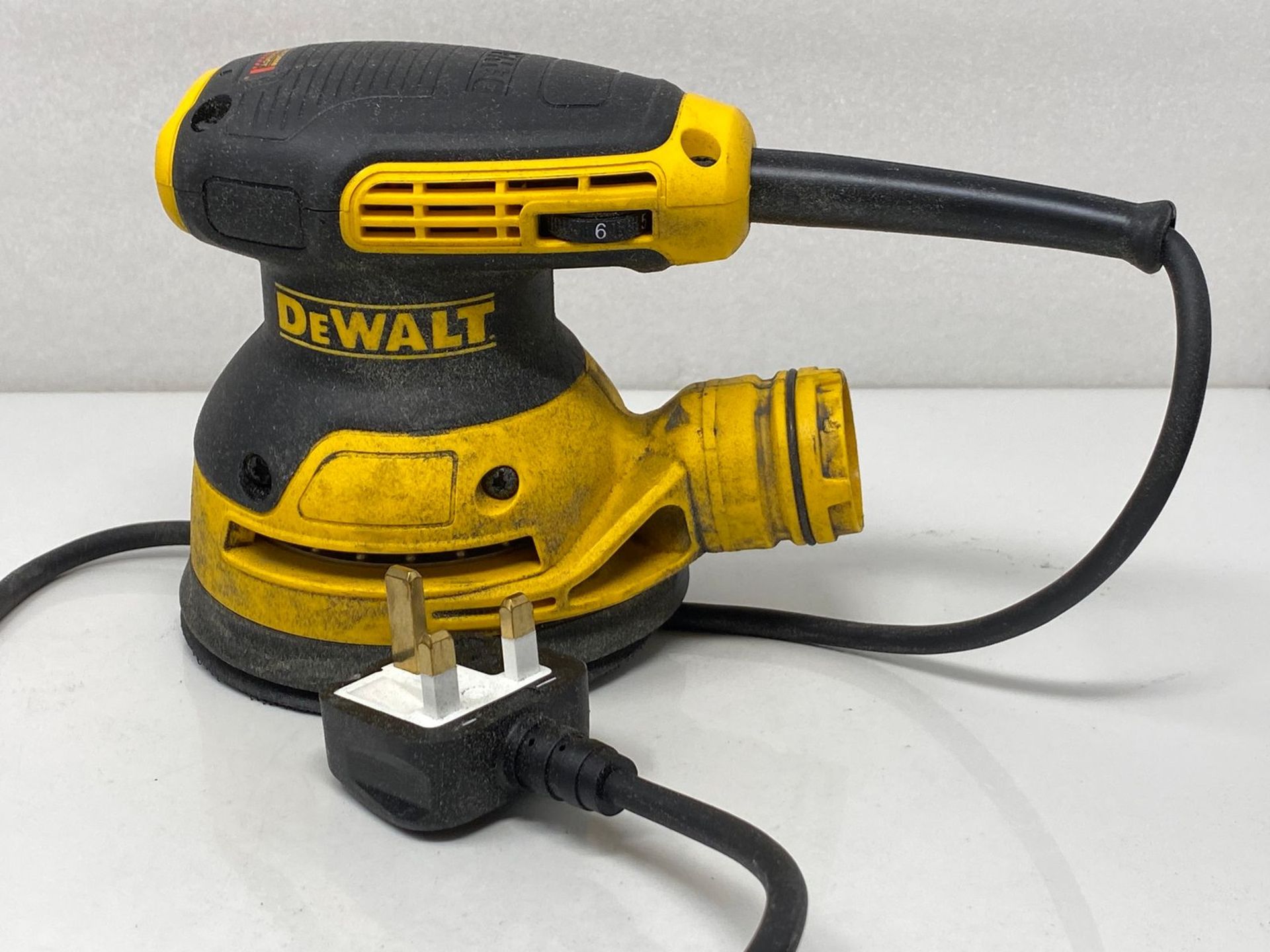 RRP £105.99 - DEWALT DWE6423-GB Sander Eccentric, 240V Corded 125mm - Image 4 of 4