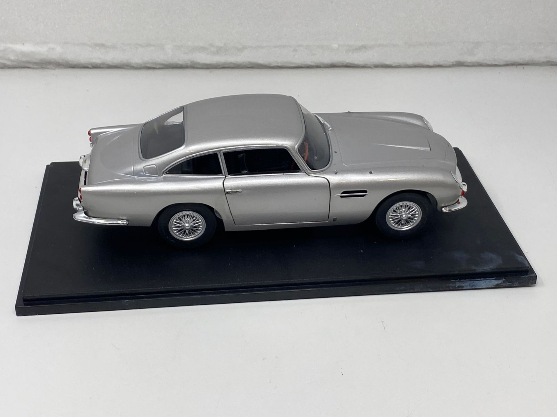 RRP £54.99 - Solido S1807101 1:18 1964 Aston Martin DB5-Silver Birch Collectible Miniature car, Sil - Image 3 of 4