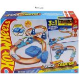Hot Wheels Toy Car Track Set, Deluxe Building Box with Motorized Booster, 1:64 Scale Vehicle, Speed