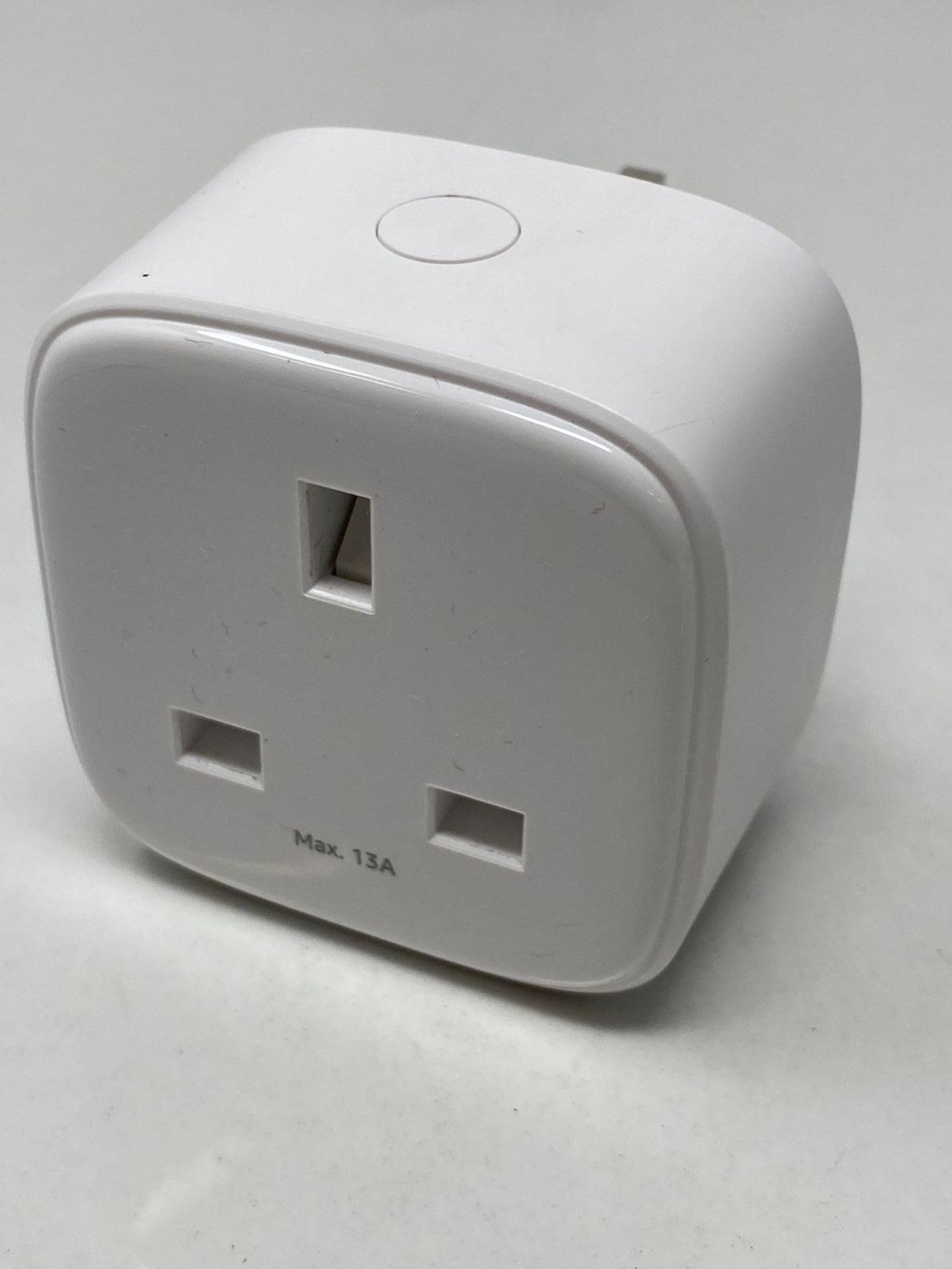 Amazon Basics Single Outlet Indoor 2.4 GHz Wi-Fi Smart Plug, works with Alexa only, 1-Pack, White, - Image 4 of 4
