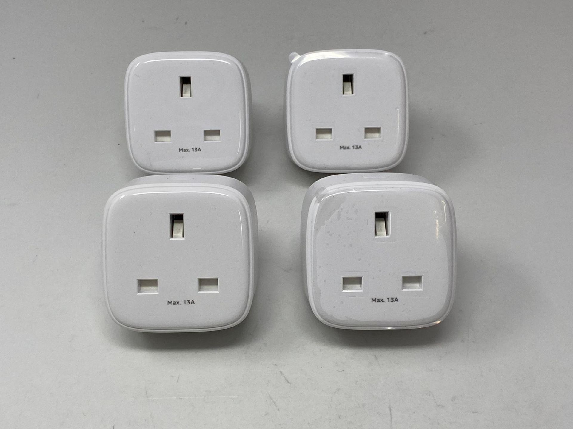 Amazon Basics Single Outlet Indoor Wi-Fi Smart Plug, works with Alexa only, 4 Pack, White, UK - Image 2 of 4