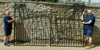 A large pair of country house iron gates, each approx. 220 x 159 cm (excludes hinge brackets) (2)