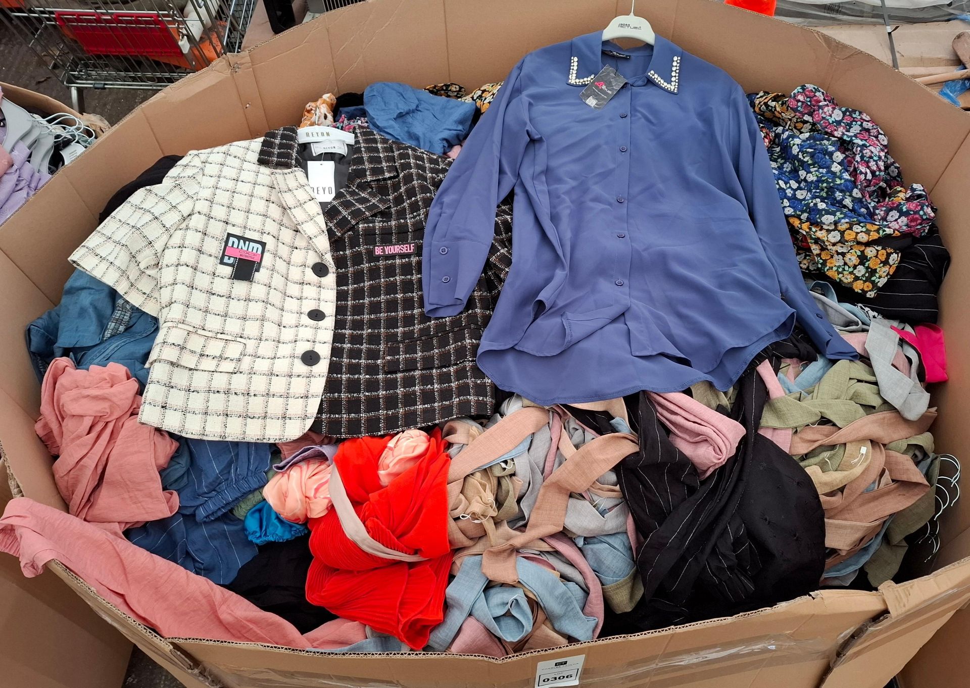 400 X MIXED CLOTHING LOT TO INCLUDE MY BRA FASHIONS TROUSERS IN BLACK AND WHITE IN SIZE SMALL ,
