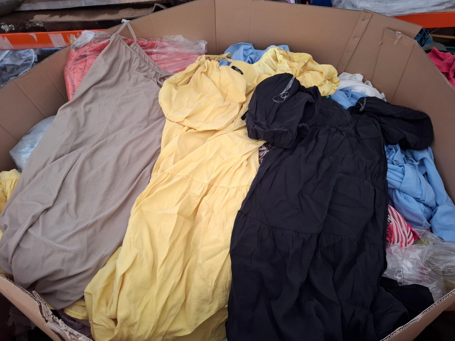 400 X MIXED CLOTHING LOT TO INCLUDE GDG ACTUEL DRESS IN VIOLET IN SIZE L , GDG ACTUEL TIE UP DRESS