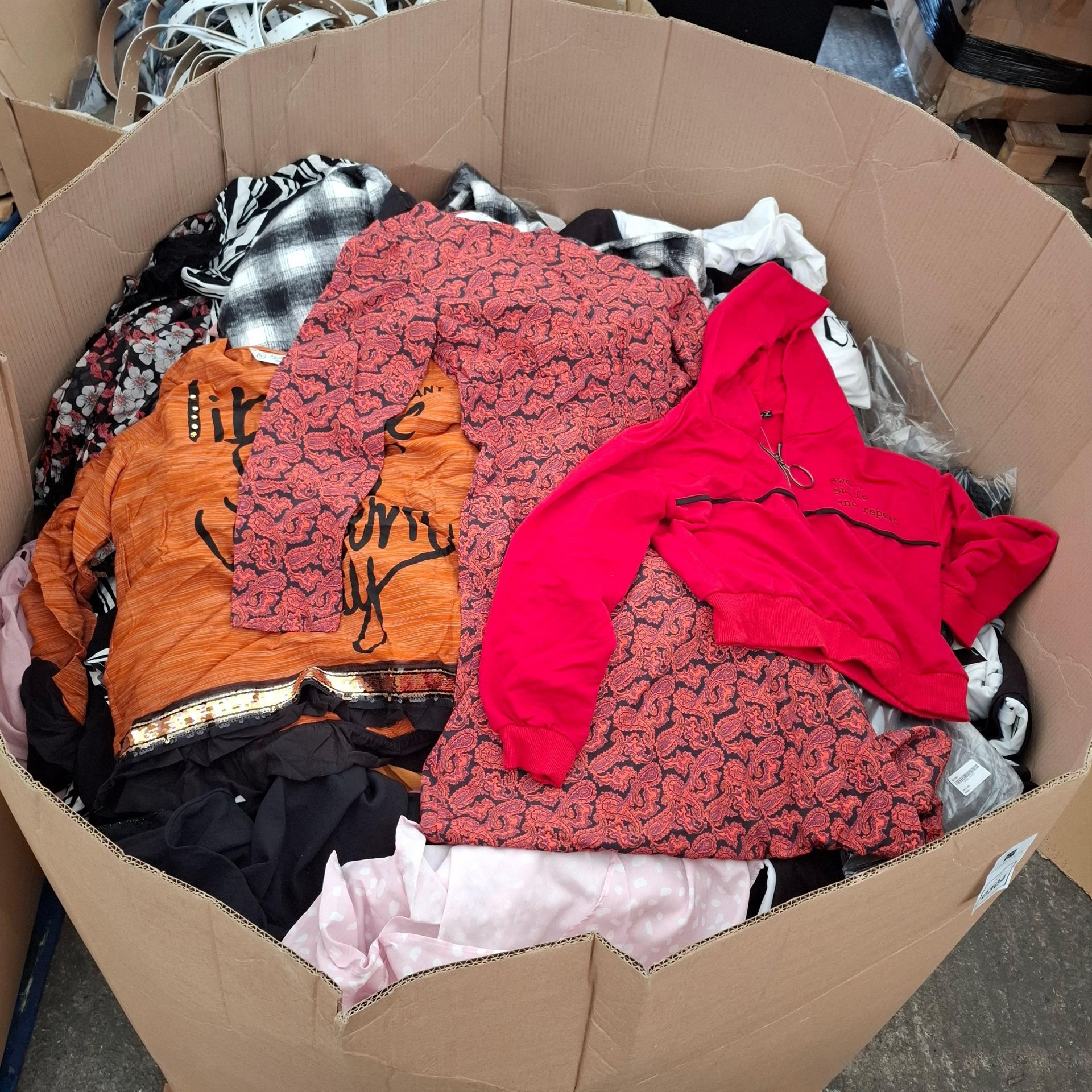 400 X MIXED CLOTHING LOT TO INCLUDE SUFFLE BUTTONED HOODIE IN CHECKERED PATTERN IN SIZE M ,