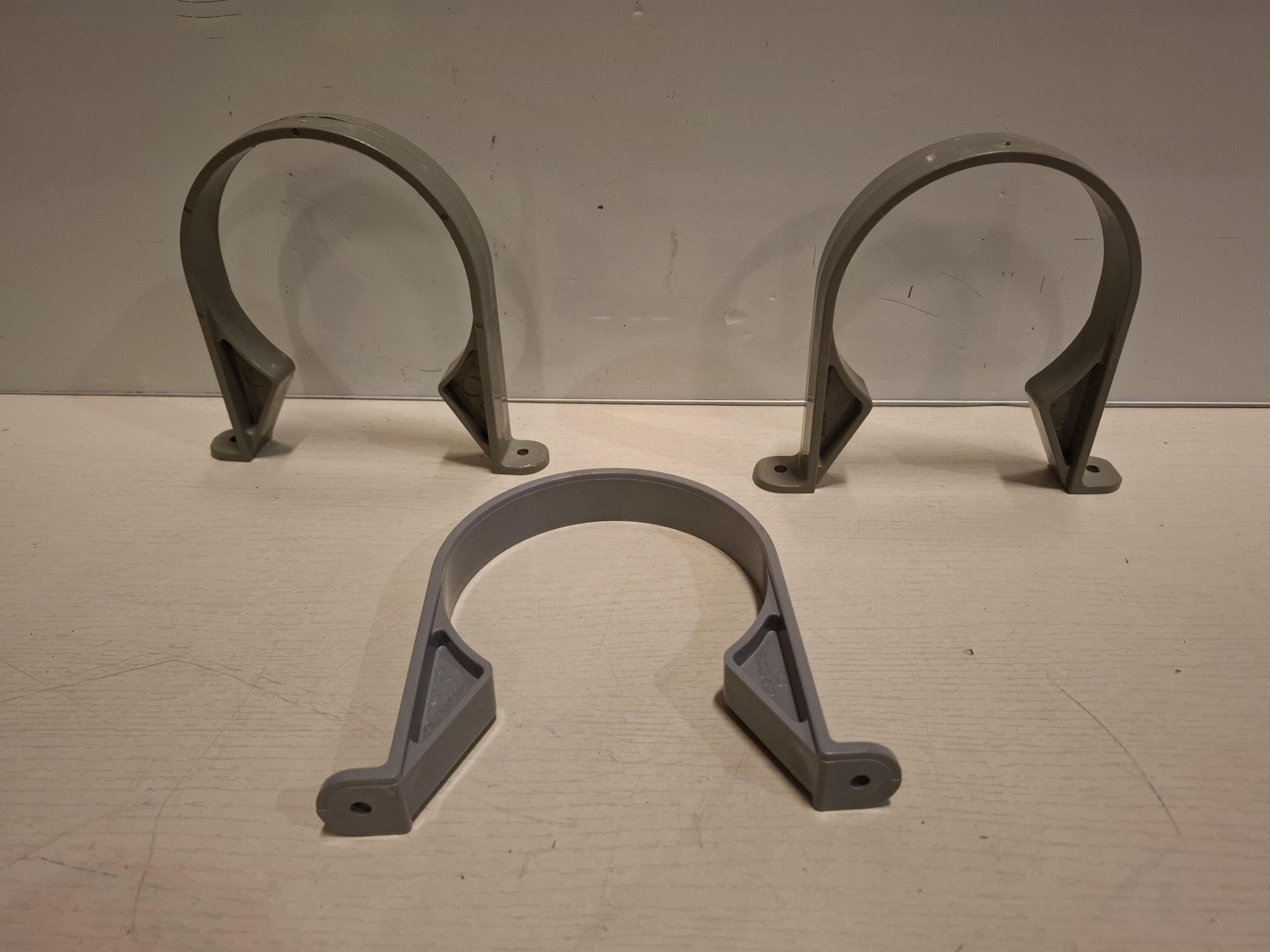 100 X BRAND NEW GREY PLASTIC PIPE CLIP / SADDLE CLAMP USED FOR SECURING PIPES