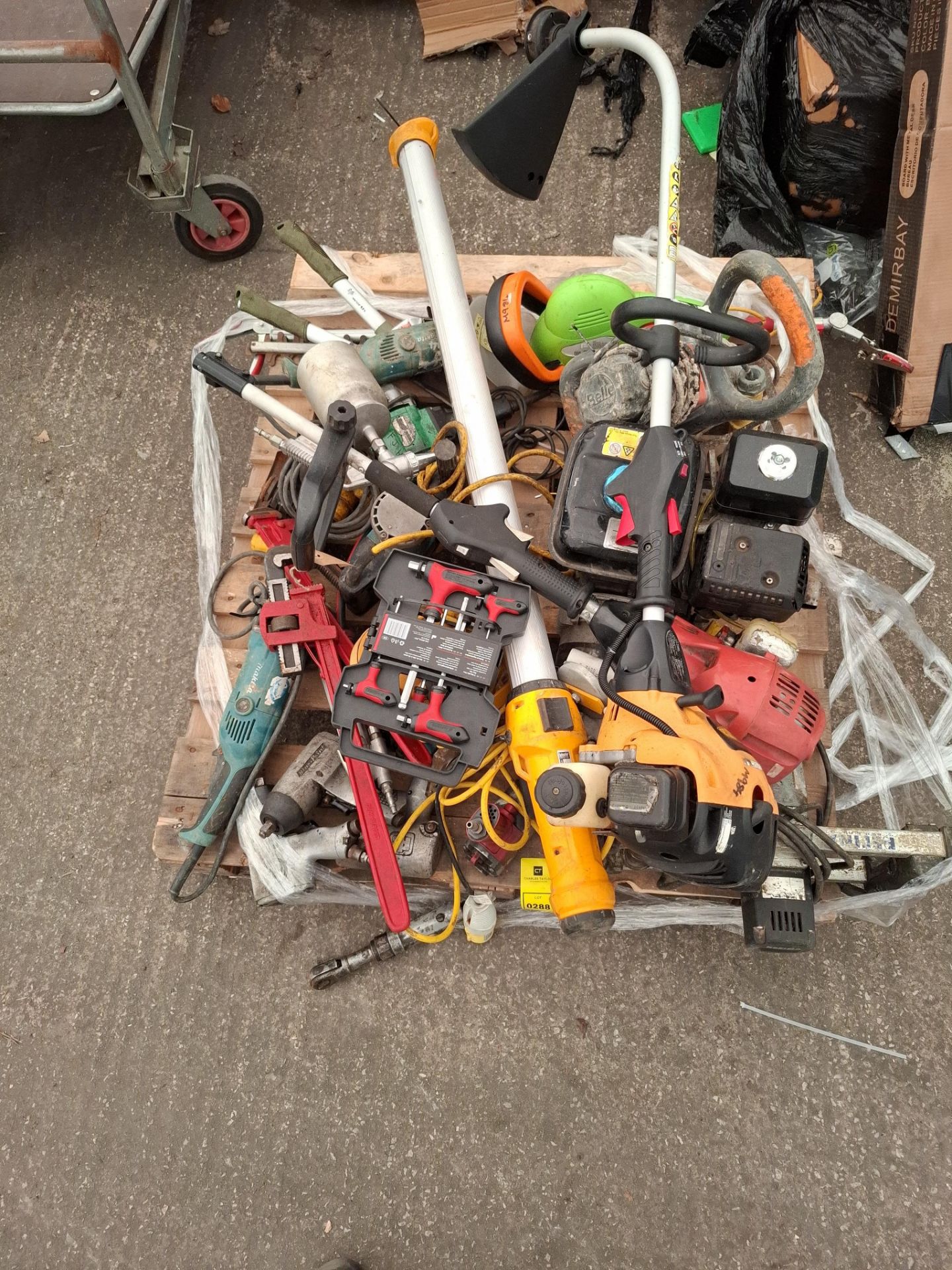 20 + MIXED TOOL LOT TO INCLUDE MAKITA HAMMER DRILL , MAKITA ANGLE GRINDER , STEPHILL GENERATOR , HAL