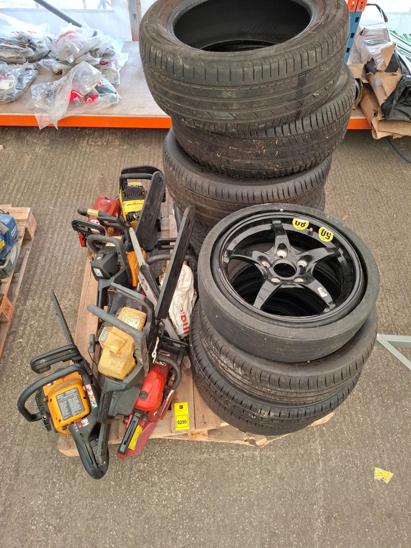 17 X MIXED LOT TO INCLUDE VARIOUS CHAINSAWS AND TYRES ON ONE PALLET (NOTE SEE PICTURES / UNTESTED /