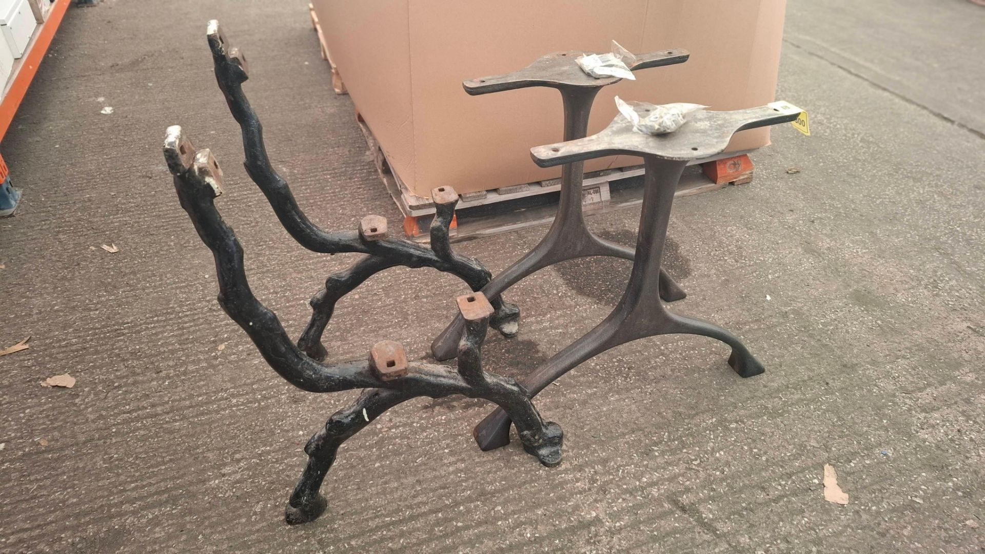 4 X PIECE LOT TO INCLUDE 2 X HEAVY-DUTY CAST IRON TABLE LEGS , 2 X HEAVY-DUTY CAST IRON BENCH LEGS