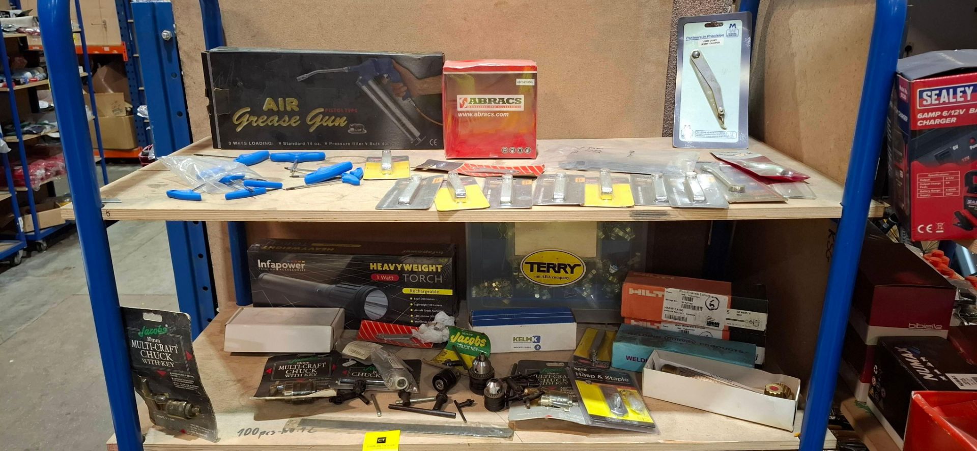 LARGE AMOUNT OF MIXED TOOL LOT TO INCLUDE HEAVYWEIGHT 3 WATT TORCH , 2 BOXES OF HEXAGON ALLEN KEYS , - Image 2 of 3