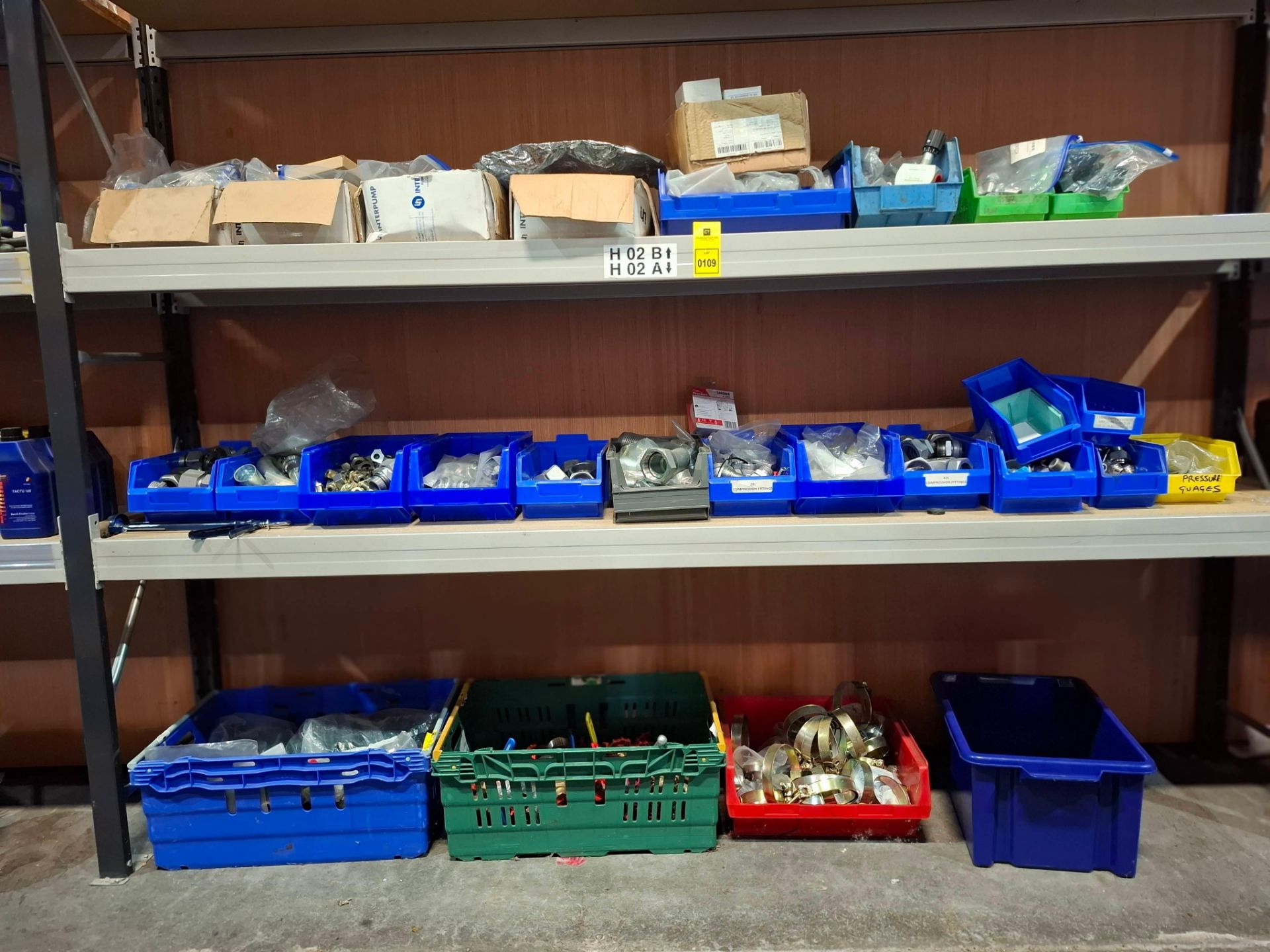 LARGE AMOUNT OF MIXED TOOL LOT TO INCLUDE VARIOUS COMPRESSION FITTINGS , FIRST ALERT SMOKE ALARM ,