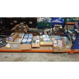 LARGE AMOUNT OF ELECTRICAL / HOMEWARE LOT TO INCLUDE V-TAC COB DOWNLIGHT AR11 LED , CROMPTON 28W COM