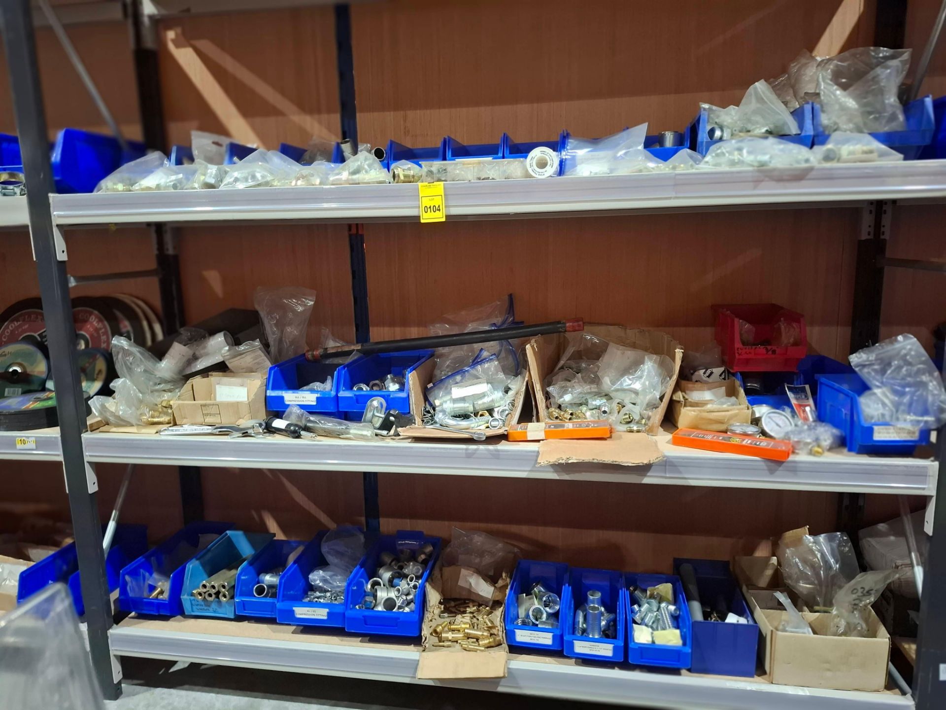 LARGE AMOUNT OF MIXED TOOL LOT TO INCLUDE VARIOUS COMPRESSION FITTINGS , C.K 8 PIECE TAP AND DIE SET