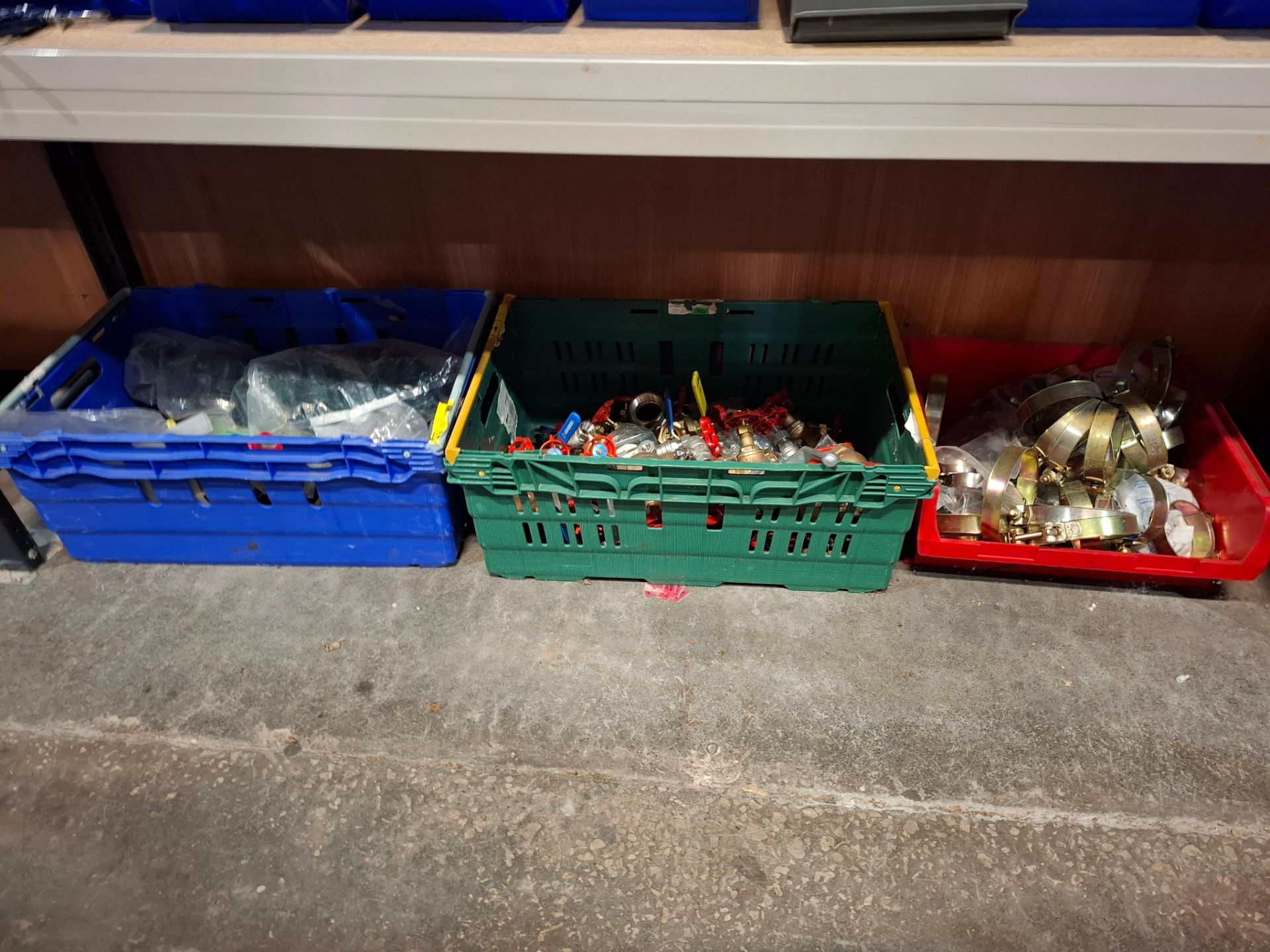 LARGE AMOUNT OF MIXED TOOL LOT TO INCLUDE VARIOUS COMPRESSION FITTINGS , FIRST ALERT SMOKE ALARM , - Image 2 of 4