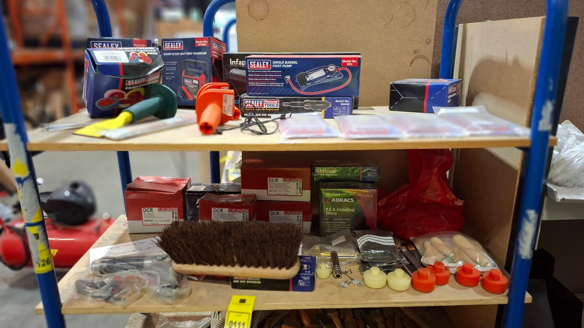 LARGE AMOUNT OF MIXED TOOL LOT TO INCLUDE SEALEY AIR DIE GRINDER , VARIOUS STAINLESS BRUSHES , - Image 2 of 3