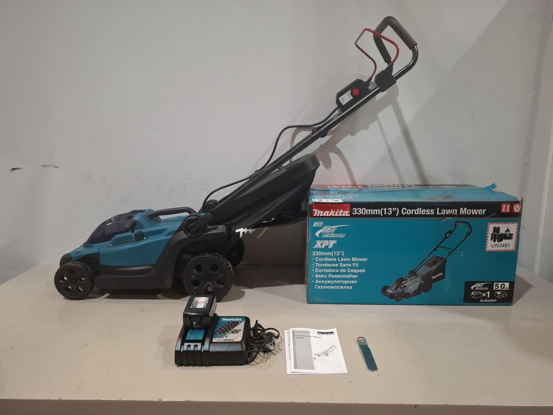 1 X BRAND NEW MAKITA 330MM CORDLESS LAWN MOWER WITH BATTERY AND CHARGER DLM330