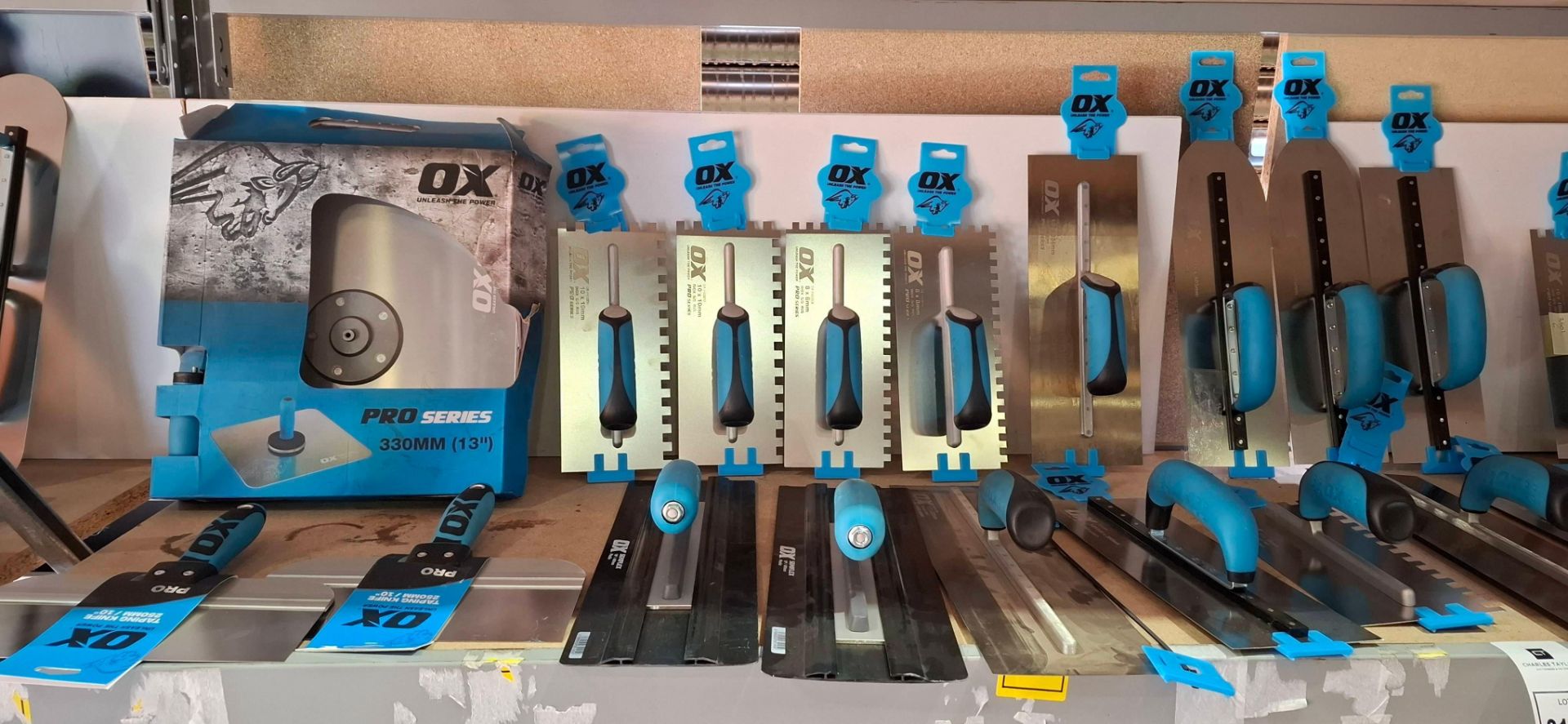 30 X BRAND NEW OX MIXED TOOL LOT CONTAINING, TAPING KNIFE IN SIZE 250MM, SKIMMING BLADES IN VARIOUS - Image 2 of 3