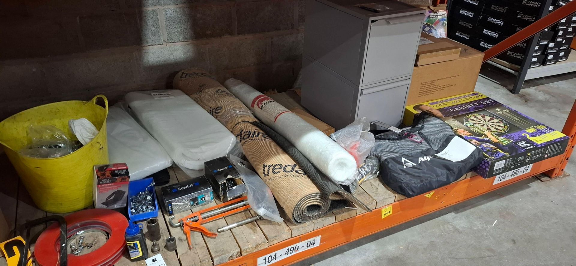 FULL BAY MIXED LOT TO INCLUDE TARGET LUKE LITTLER DARTBOARD AND CABINET SET , AQUASPHERE PURSUIT V3 - Image 3 of 3