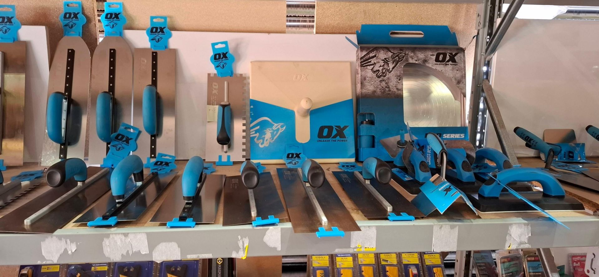 30 X BRAND NEW OX MIXED TOOL LOT CONTAINING, TAPING KNIFE IN SIZE 250MM, SKIMMING BLADES IN VARIOUS - Image 3 of 3