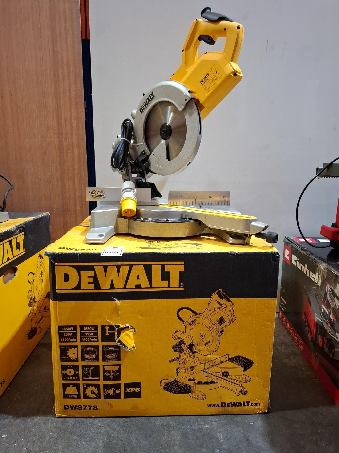 1 X BRAND NEW DEWALT SLIDING COMPOUND MITRE SAW 250MM 110V ​​​​​​​DWS778