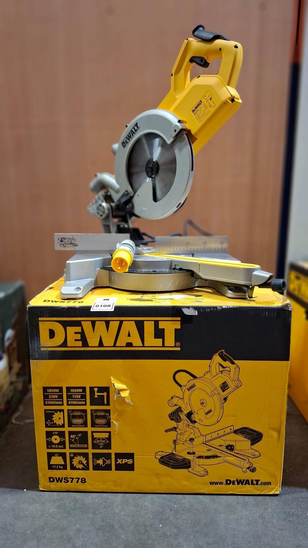1 X BRAND NEW DEWALT SLIDING COMPOUND MITRE SAW 250MM 110V ​​​​​​​DWS778