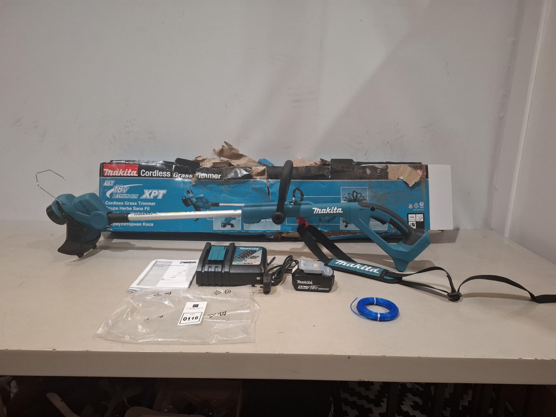 1 X BRAND NEW CORDLESS MAKITA GRASS TRIMMER BATTERY AND CHARGER INCLUDED (BOX DAMAGED) DUR193
