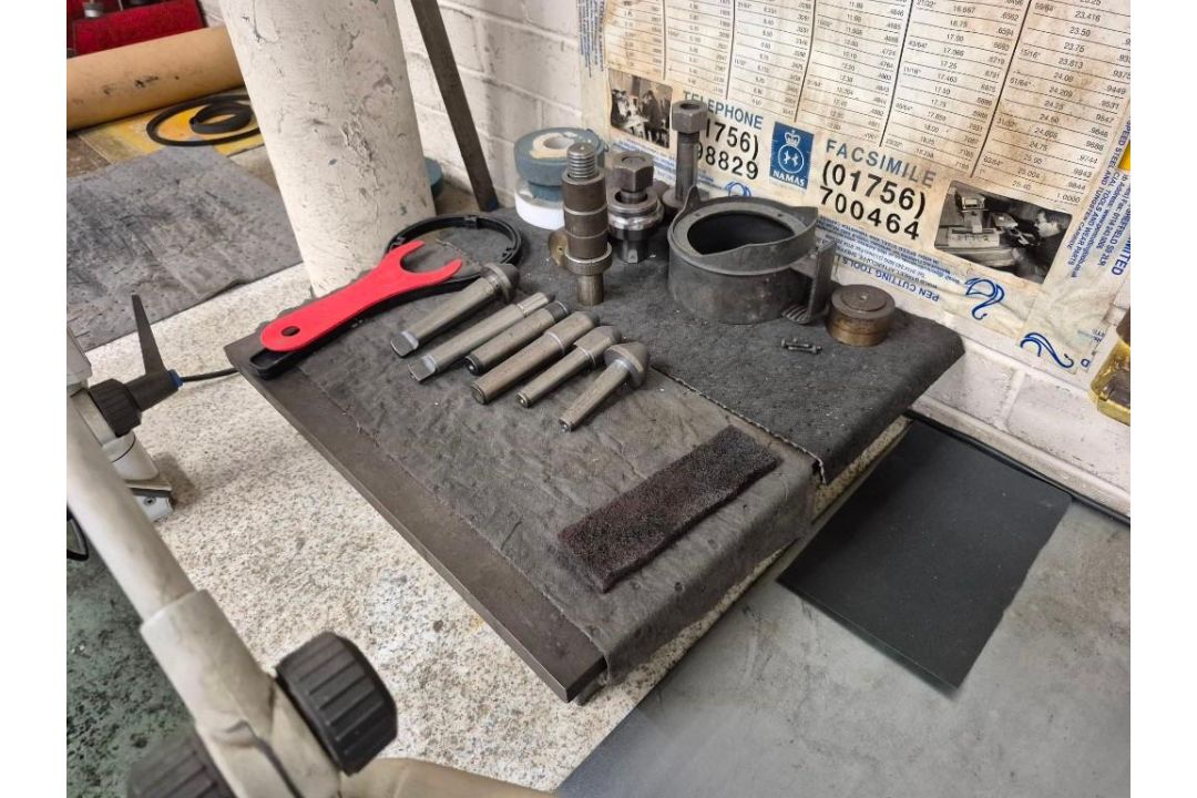 CONTENTS OF COUNTER TOP, SHELF, CUPBOARDS AND DRAWERS TO INCLUDE VARIOUS TOOLING, ACCESSORIES AND - Image 7 of 10