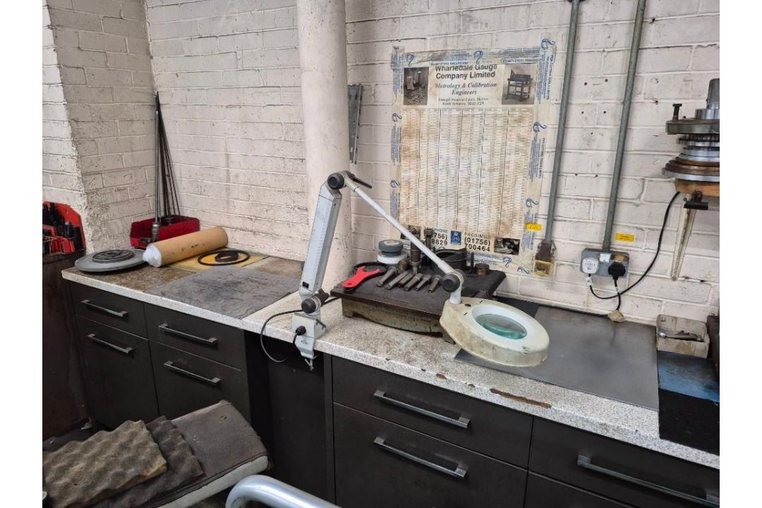 CONTENTS OF COUNTER TOP, SHELF, CUPBOARDS AND DRAWERS TO INCLUDE VARIOUS TOOLING, ACCESSORIES AND - Image 2 of 10