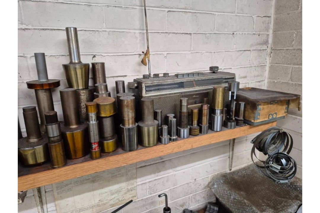 CONTENTS OF COUNTER TOP, SHELF, CUPBOARDS AND DRAWERS TO INCLUDE VARIOUS TOOLING, ACCESSORIES AND - Image 4 of 10