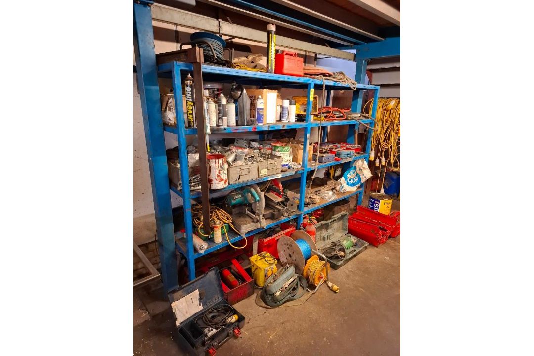 LOT COMPRISING A SECTION OF RACKING WITH CONTENTS TO INCLUDE TOOLBOX, CONSUMABLES, POWER LEADS, CLAM - Image 4 of 7