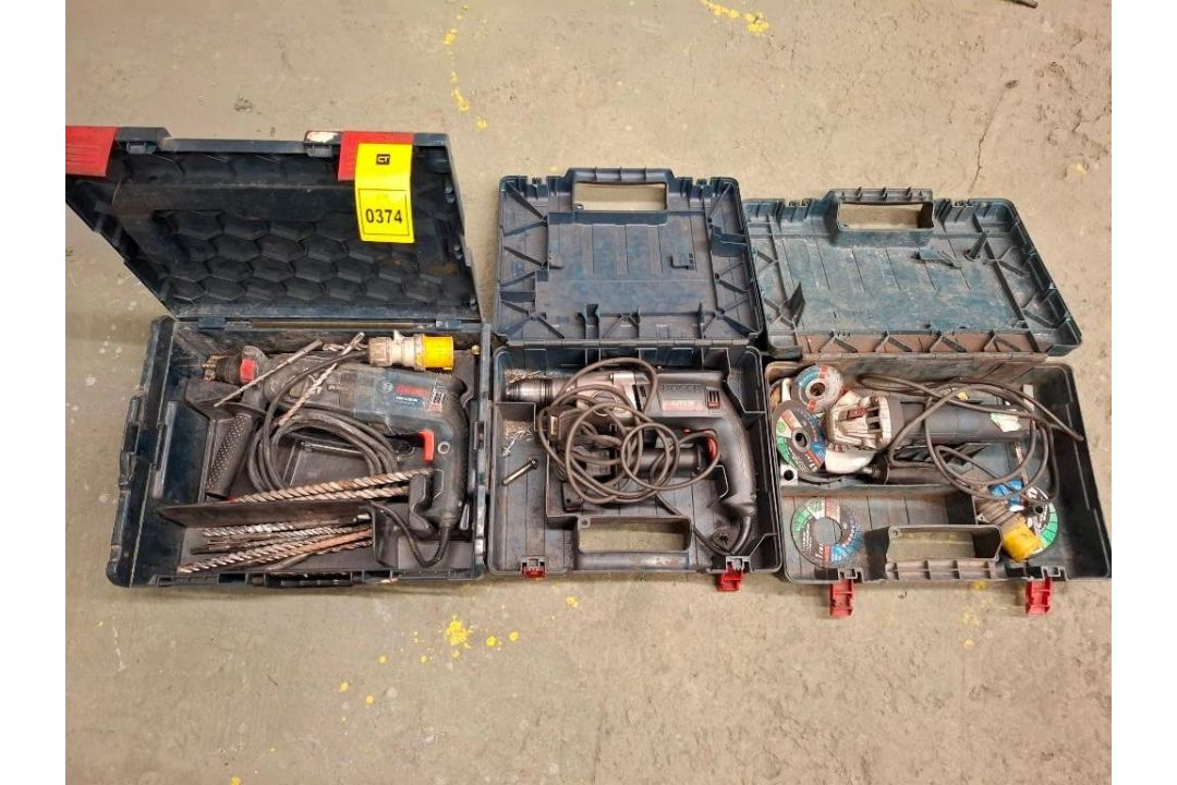 A LOT OF 3 POWER TOOLS TO INCLUDE BOSCH SDS 110V DRILL, BOSCH 240V DRILL, BOSCH 110V 4.5 IN ANGLE GR - Image 3 of 3