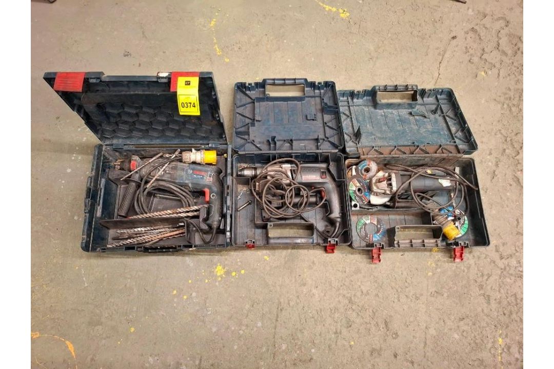 A LOT OF 3 POWER TOOLS TO INCLUDE BOSCH SDS 110V DRILL, BOSCH 240V DRILL, BOSCH 110V 4.5 IN ANGLE GR - Image 1 of 3