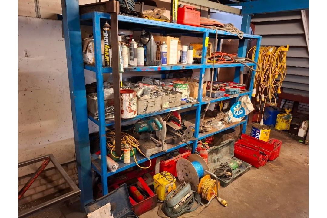 LOT COMPRISING A SECTION OF RACKING WITH CONTENTS TO INCLUDE TOOLBOX, CONSUMABLES, POWER LEADS, CLAM - Image 3 of 7