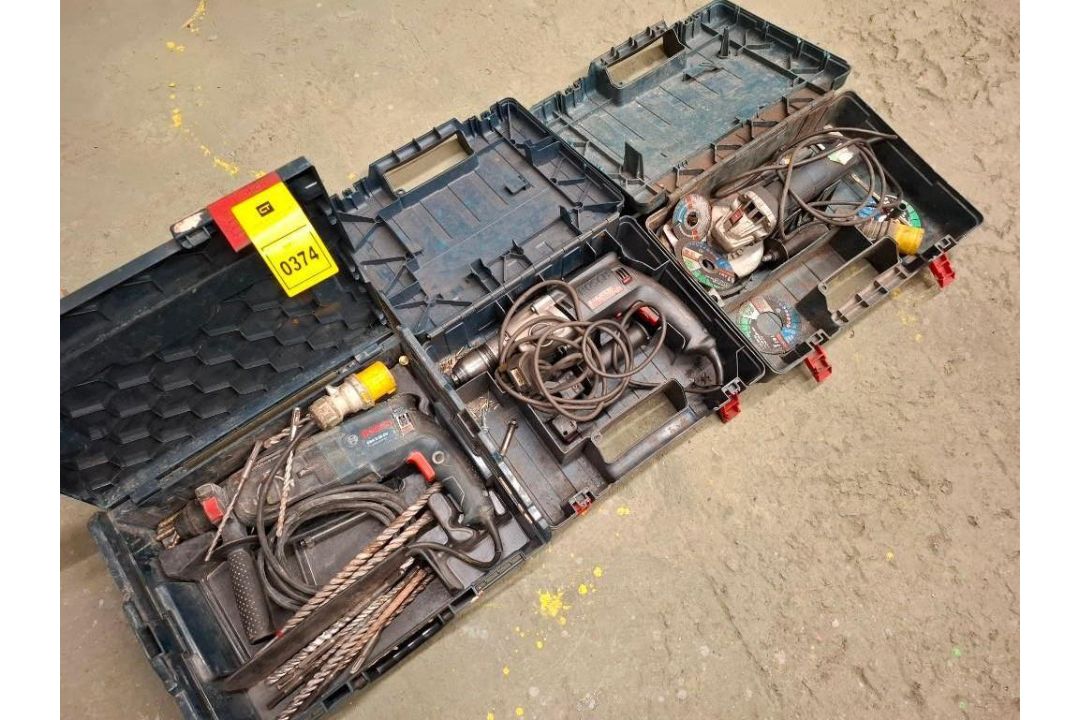 A LOT OF 3 POWER TOOLS TO INCLUDE BOSCH SDS 110V DRILL, BOSCH 240V DRILL, BOSCH 110V 4.5 IN ANGLE GR - Image 2 of 3