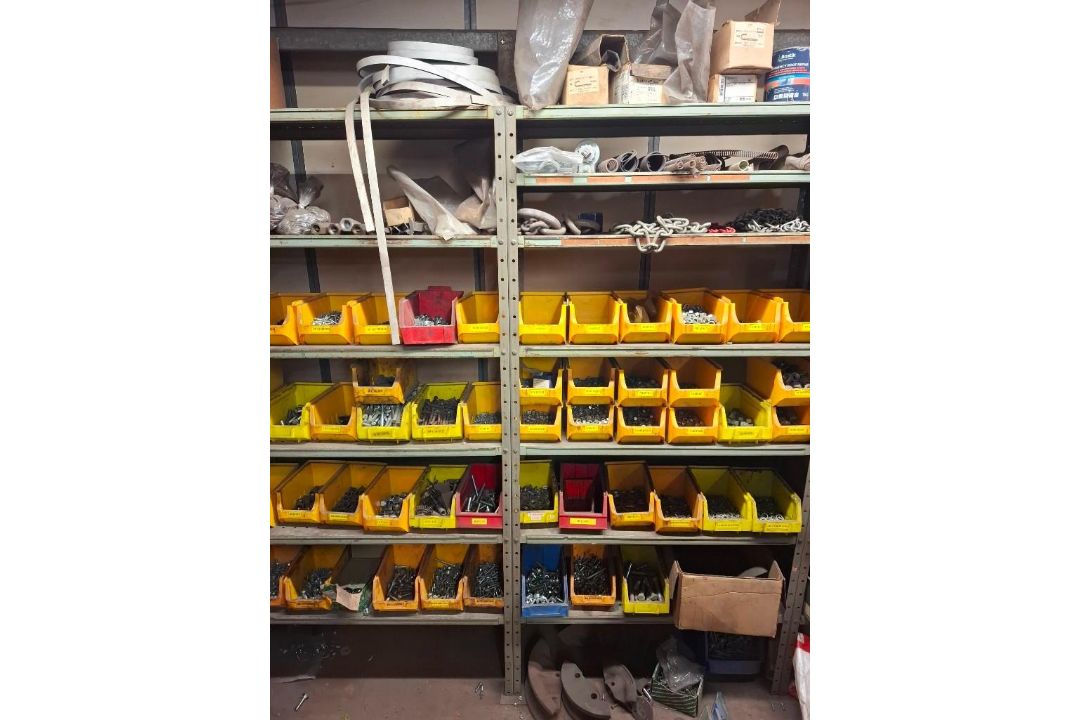 12 X BAYS OF LIGHT DUTY RACKING WITH CONTENTS OF PLASTIC LIN BINS AND ASSORTED IRONMONGERY - Image 7 of 12