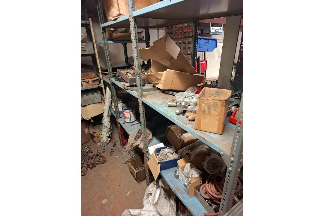 12 X BAYS OF LIGHT DUTY RACKING WITH CONTENTS OF PLASTIC LIN BINS AND ASSORTED IRONMONGERY - Image 10 of 12