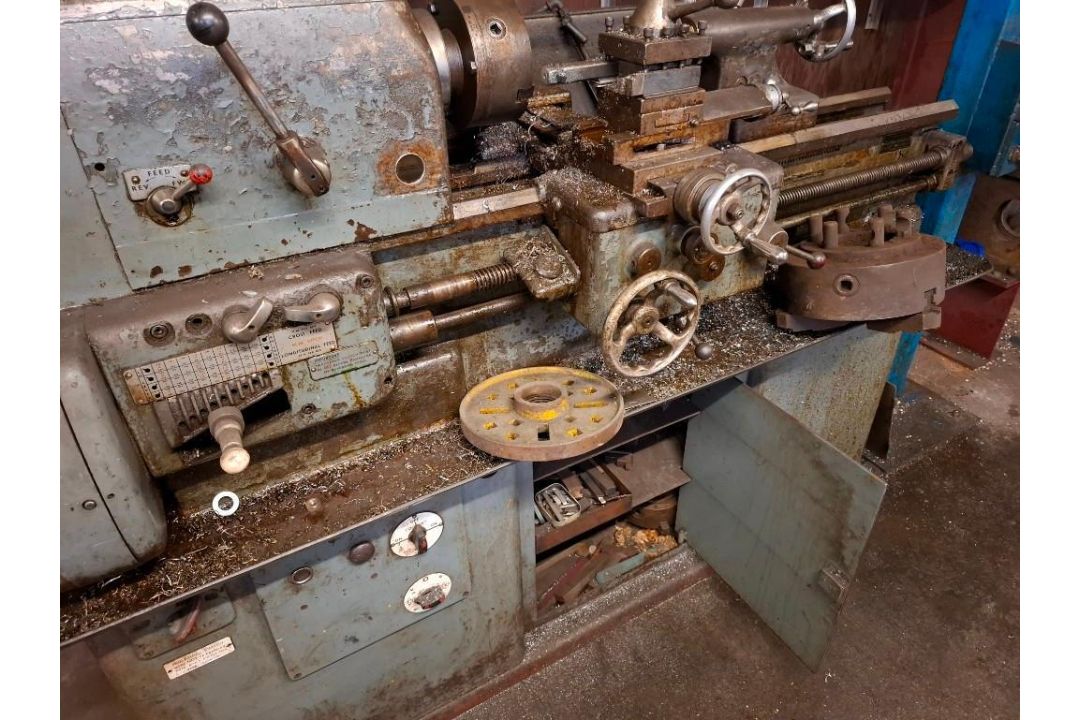 UNBRANDED FIXED BED CENTRE LATHE APPROX. 10 IN SWING BY APPROX. 12 IN BETWEEN CENTRES, WITH POWERED - Image 6 of 6