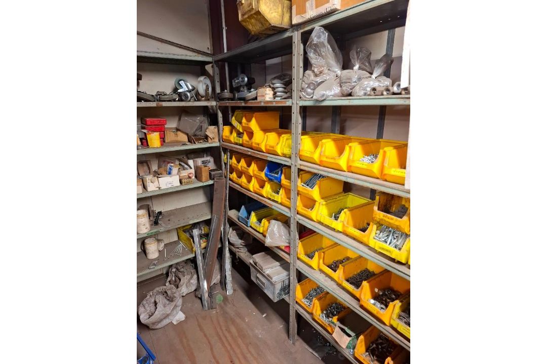 12 X BAYS OF LIGHT DUTY RACKING WITH CONTENTS OF PLASTIC LIN BINS AND ASSORTED IRONMONGERY - Image 8 of 12
