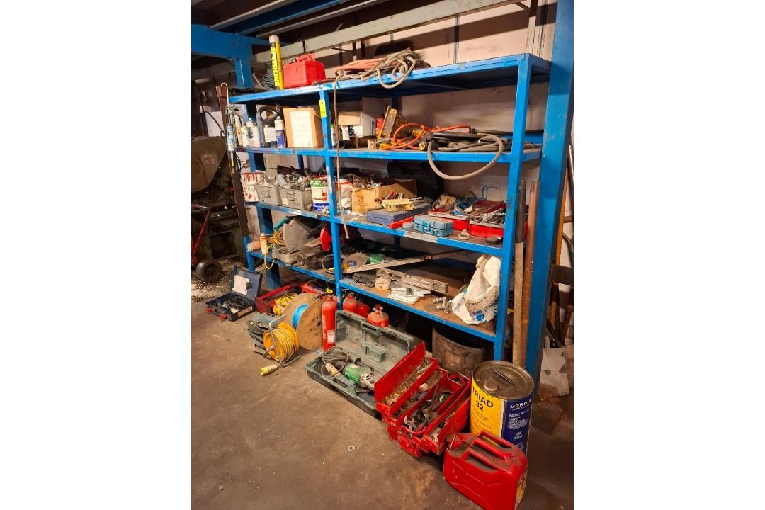 LOT COMPRISING A SECTION OF RACKING WITH CONTENTS TO INCLUDE TOOLBOX, CONSUMABLES, POWER LEADS, CLAM - Image 1 of 7