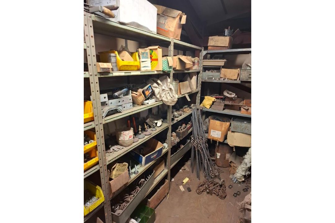 12 X BAYS OF LIGHT DUTY RACKING WITH CONTENTS OF PLASTIC LIN BINS AND ASSORTED IRONMONGERY - Image 6 of 12