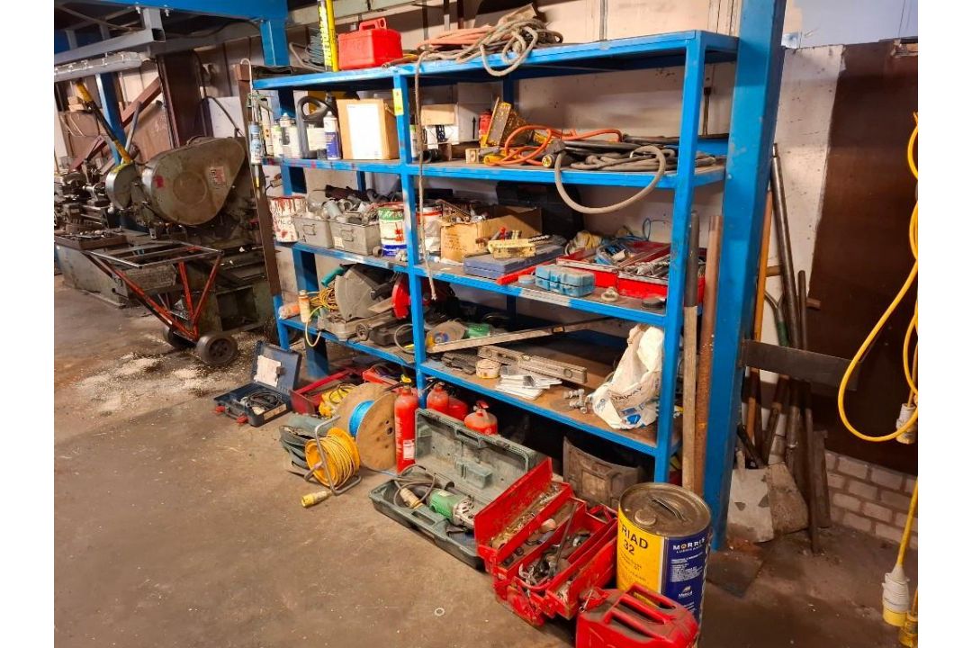 LOT COMPRISING A SECTION OF RACKING WITH CONTENTS TO INCLUDE TOOLBOX, CONSUMABLES, POWER LEADS, CLAM - Image 2 of 7