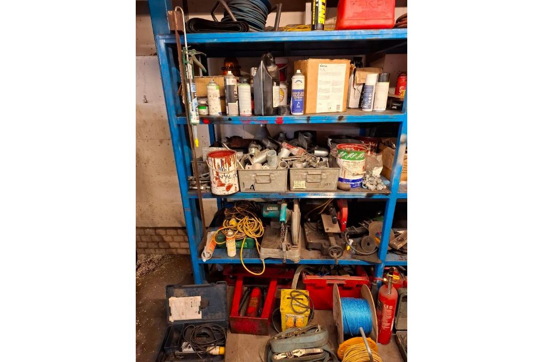LOT COMPRISING A SECTION OF RACKING WITH CONTENTS TO INCLUDE TOOLBOX, CONSUMABLES, POWER LEADS, CLAM - Image 5 of 7