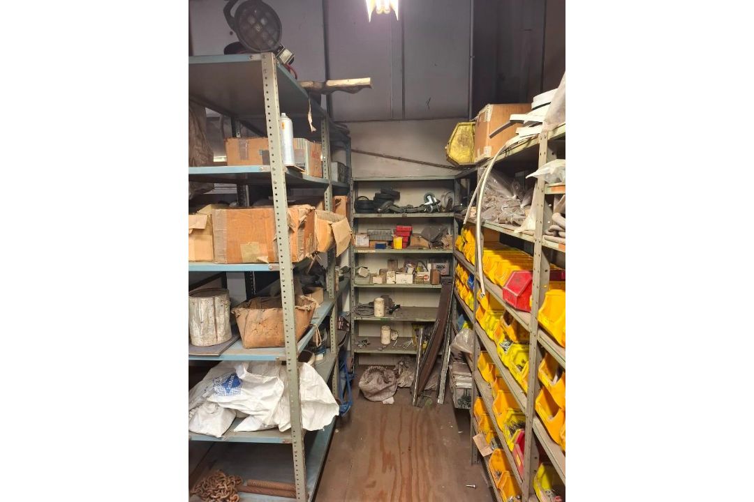 12 X BAYS OF LIGHT DUTY RACKING WITH CONTENTS OF PLASTIC LIN BINS AND ASSORTED IRONMONGERY - Image 4 of 12