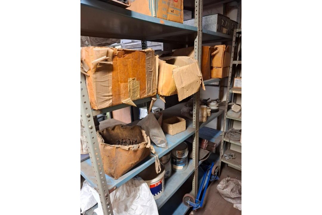 12 X BAYS OF LIGHT DUTY RACKING WITH CONTENTS OF PLASTIC LIN BINS AND ASSORTED IRONMONGERY - Image 9 of 12