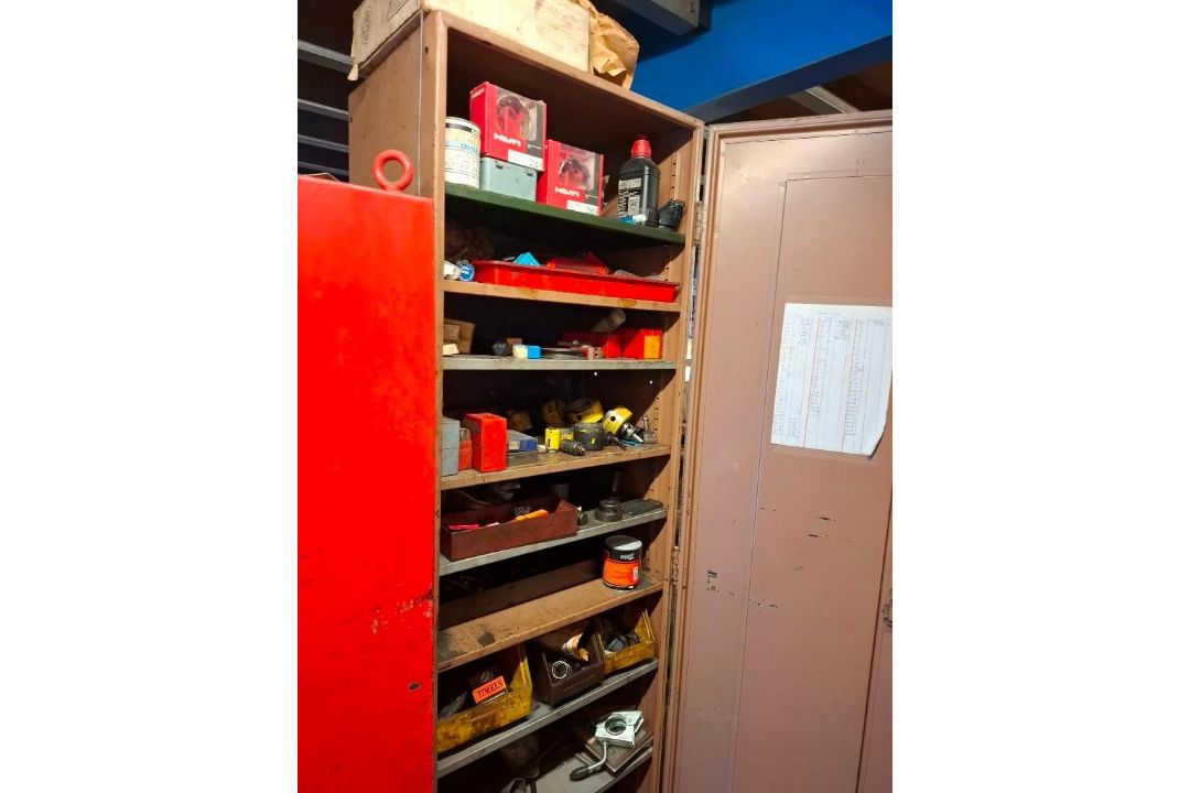 STEEL SINGLE DOOR CABINET WITH CONTENTS OF ASSORTED CONSUMABLES AND MANUAL FIRE ALARM - Image 4 of 5