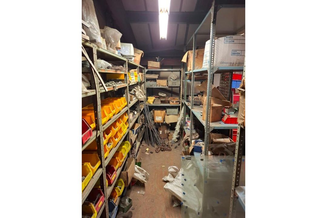 12 X BAYS OF LIGHT DUTY RACKING WITH CONTENTS OF PLASTIC LIN BINS AND ASSORTED IRONMONGERY - Image 5 of 12