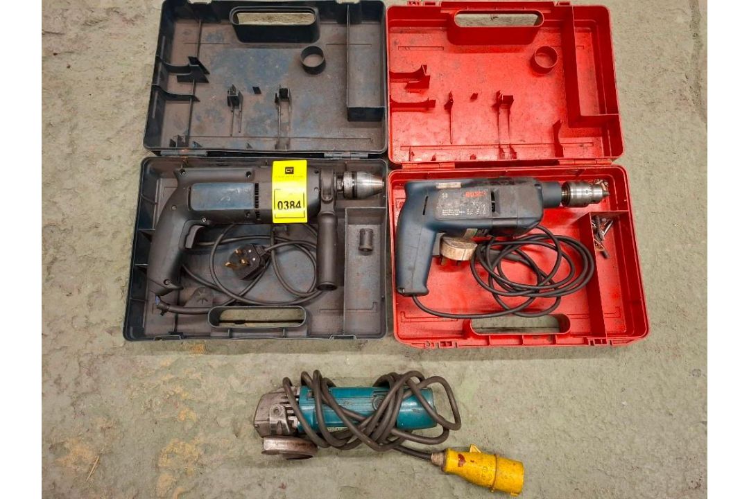 A LOT OF 3 ITEMS TO INCLUDE 2: BOSCH 240V DRILLS EACH WITH CASE, MAKITA 110V 4 IN ANGLE GRINDER - Image 1 of 2